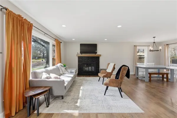 5710 W 100th TER, Overland Park, KS 66207