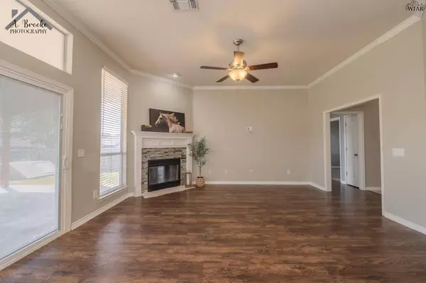 715 W ALDINE COURT, Iowa Park, TX 76367