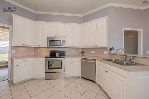 715 W ALDINE COURT, Iowa Park, TX 76367