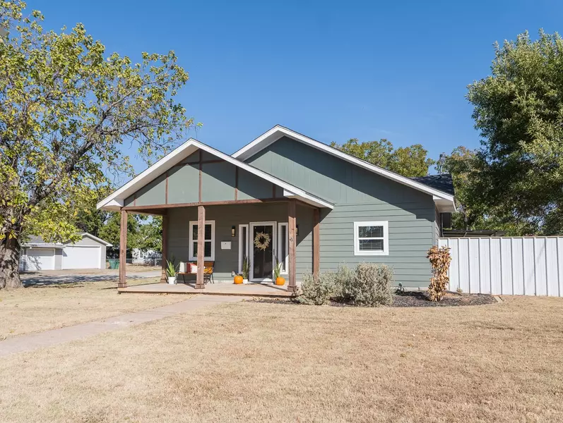 304 E Spring St, Henrietta, TX 76365-2857