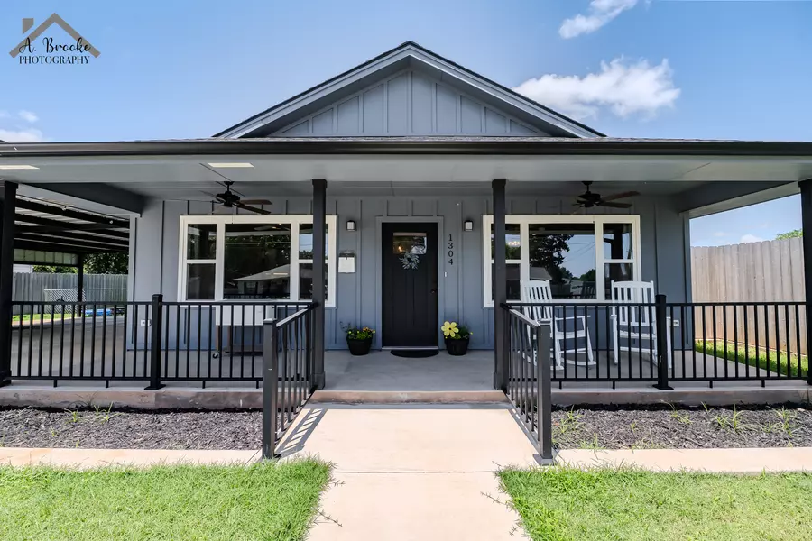 1304 E Spring St, Henrietta, TX 76365-3113