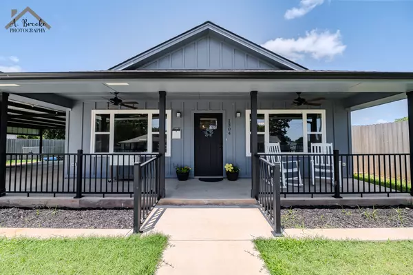Henrietta, TX 76365-3113,1304 E Spring St