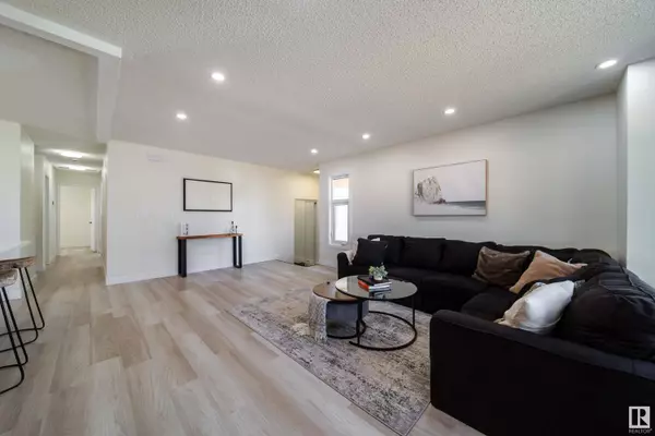 6307 12 AV NW, Edmonton, AB T6L 2G3