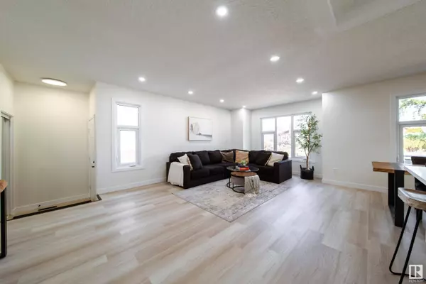 6307 12 AV NW, Edmonton, AB T6L 2G3