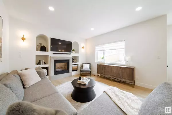 1332 116 ST NW, Edmonton, AB T6J 7B3