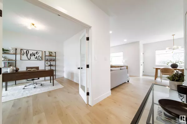 1332 116 ST NW, Edmonton, AB T6J 7B3