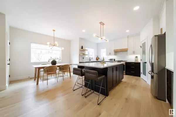 1332 116 ST NW, Edmonton, AB T6J 7B3