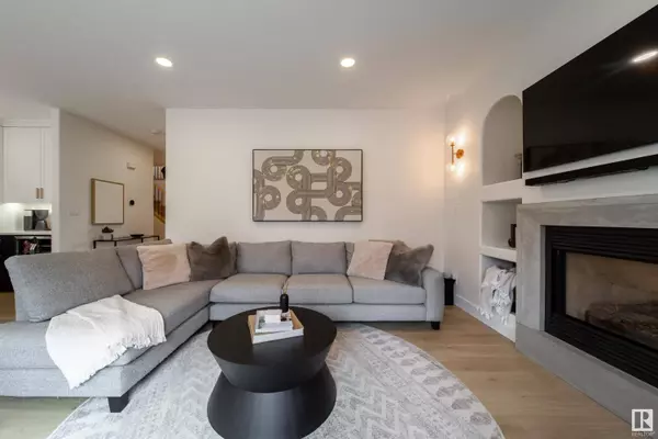 1332 116 ST NW, Edmonton, AB T6J 7B3