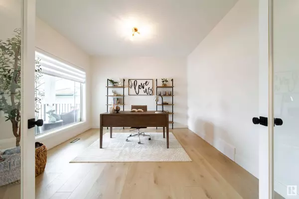 1332 116 ST NW, Edmonton, AB T6J 7B3