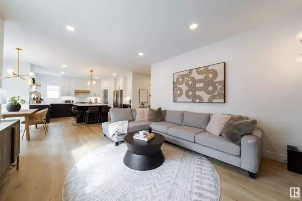 1332 116 ST NW, Edmonton, AB T6J 7B3