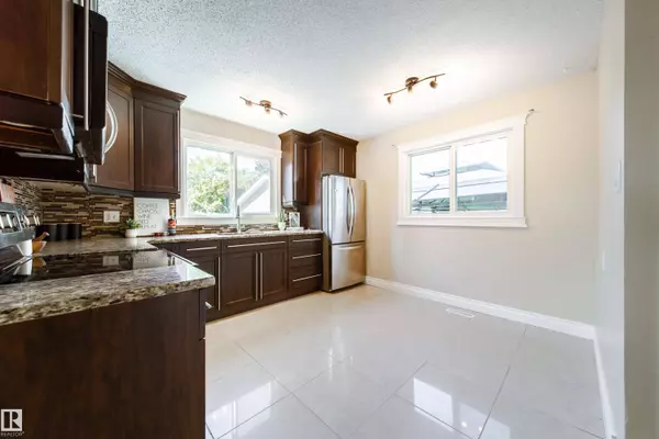 7808 22 AV NW, Edmonton, AB T6K 2E3