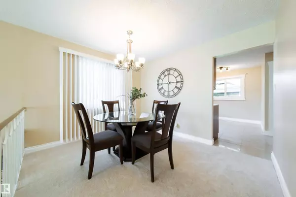 7808 22 AV NW, Edmonton, AB T6K 2E3