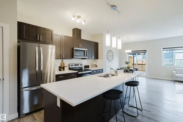 9142 PEAR DR SW, Edmonton, AB T6X 2N8