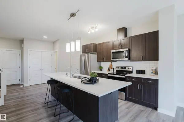 9142 PEAR DR SW, Edmonton, AB T6X 2N8