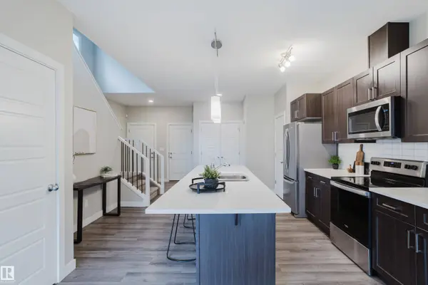9142 PEAR DR SW, Edmonton, AB T6X 2N8