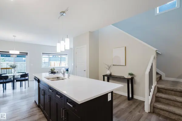 9142 PEAR DR SW, Edmonton, AB T6X 2N8