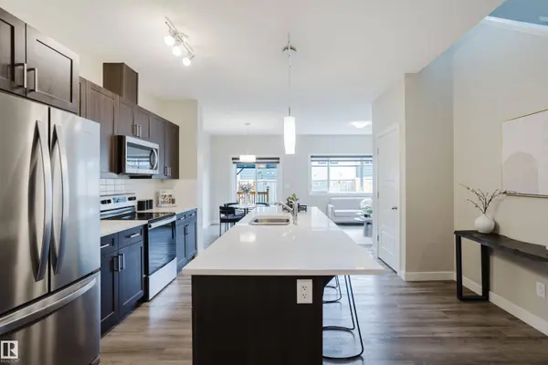 9142 PEAR DR SW, Edmonton, AB T6X 2N8