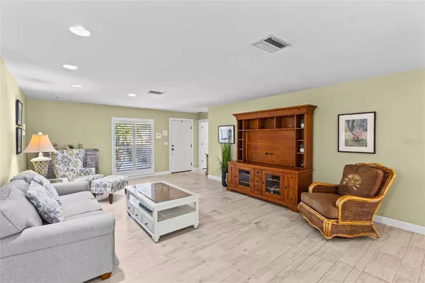 7143 FAIRWAY BEND LN, Sarasota, FL 34243