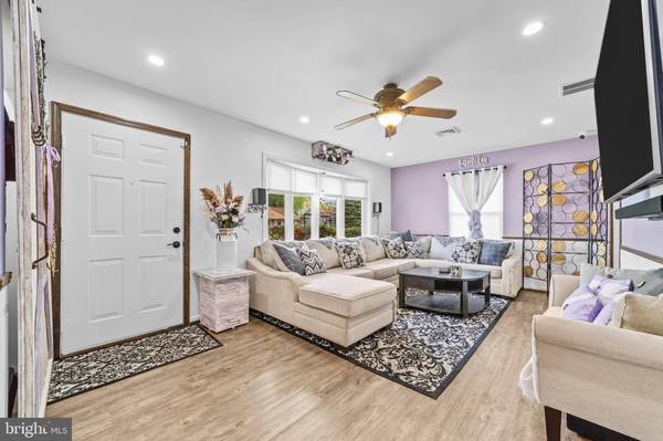 16 HOLLY DR, West Berlin, NJ 08091