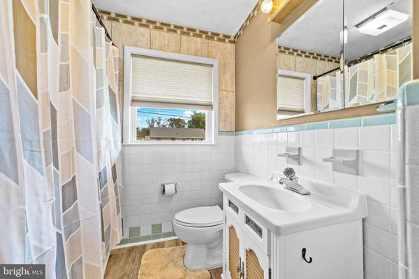 16 HOLLY DR, West Berlin, NJ 08091