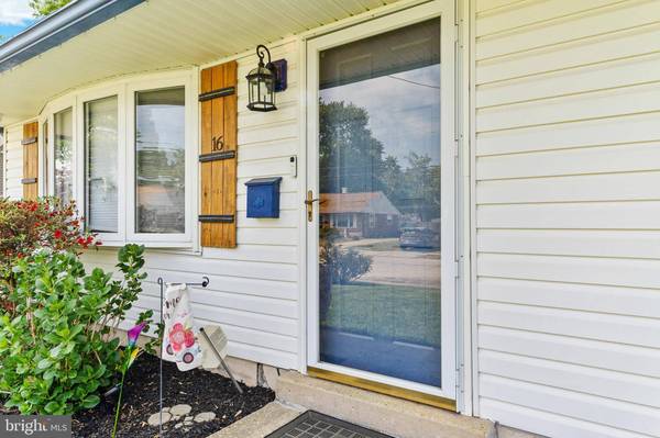 16 HOLLY DR, West Berlin, NJ 08091