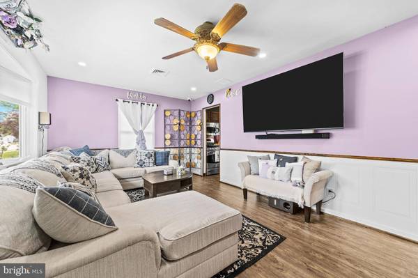 16 HOLLY DR, West Berlin, NJ 08091