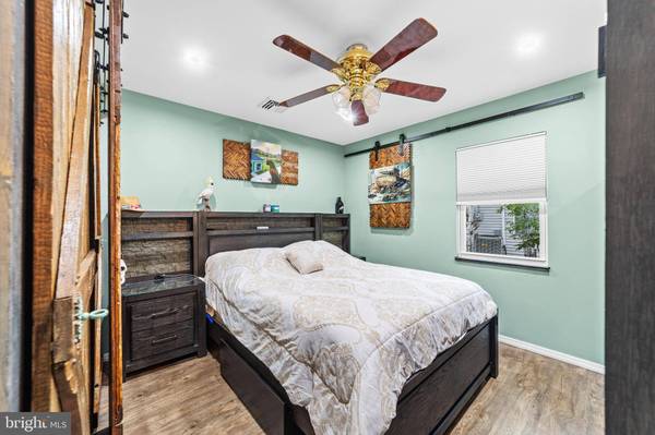 16 HOLLY DR, West Berlin, NJ 08091