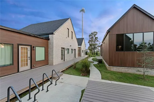 510 N 8th St, Rogers, AR 72756