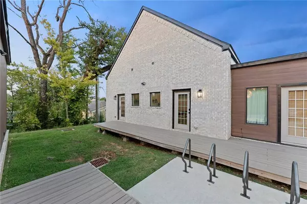 510 N 8th St, Rogers, AR 72756