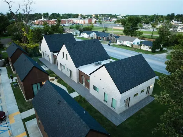 510 N 8th St, Rogers, AR 72756