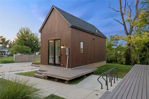 510 N 8th St, Rogers, AR 72756