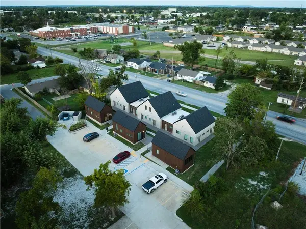 510 N 8th St, Rogers, AR 72756