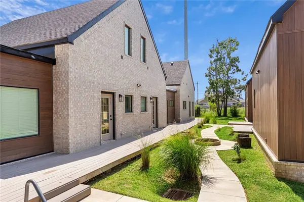 510 N 8th St, Rogers, AR 72756