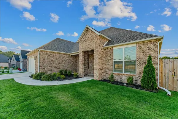 2967 N Grey Squirrel Dr, Fayetteville, AR 72704