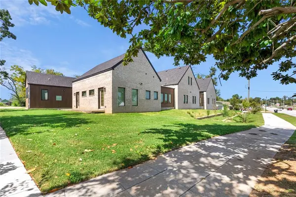 510 N 8th St, Rogers, AR 72756