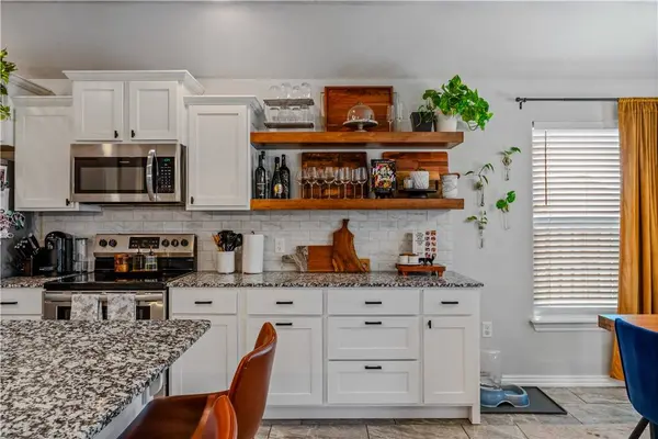 4242 W Divide Dr, Fayetteville, AR 72704
