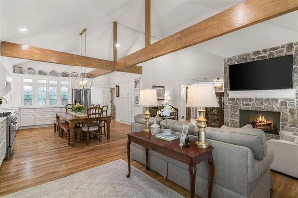 5641 Roberts DR, Dunwoody, GA 30338