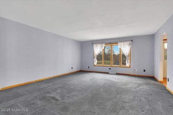 8 Starlight Road, Colonie, NY 12110