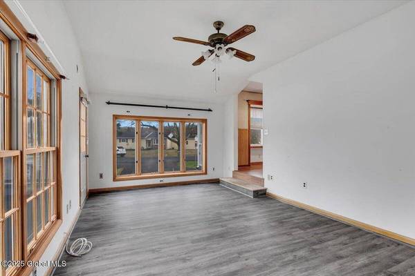 8 Starlight Road, Colonie, NY 12110