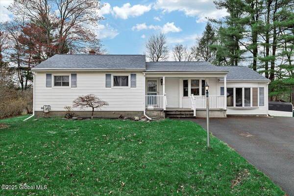 8 Starlight Road, Colonie, NY 12110