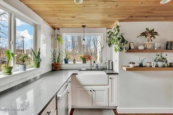 987 Western Road, Schodack, NY 12033