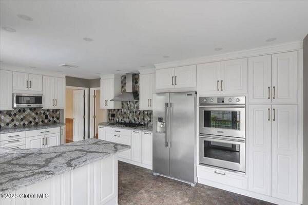 21 Hillcrest Drive, Clifton Park, NY 12019