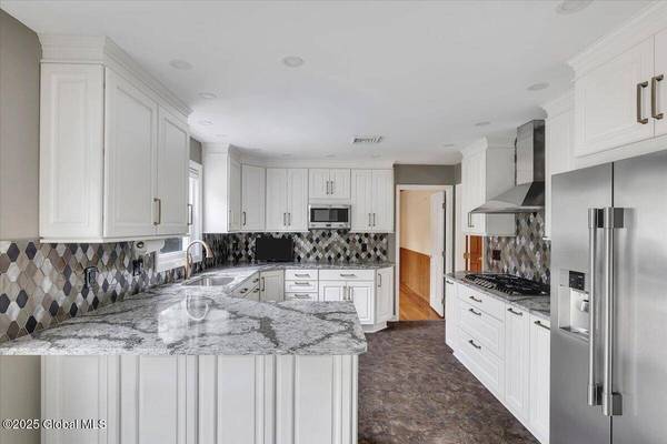 21 Hillcrest Drive, Clifton Park, NY 12019