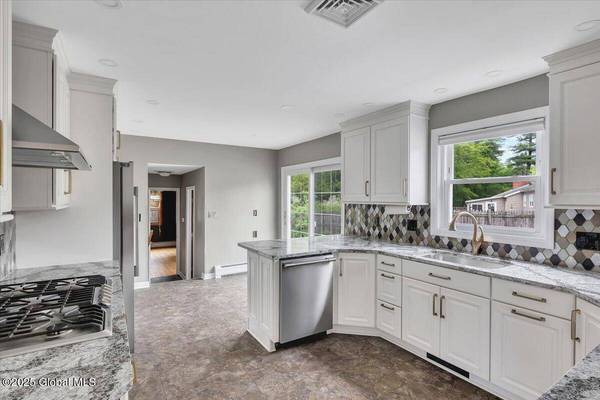 21 Hillcrest Drive, Clifton Park, NY 12019