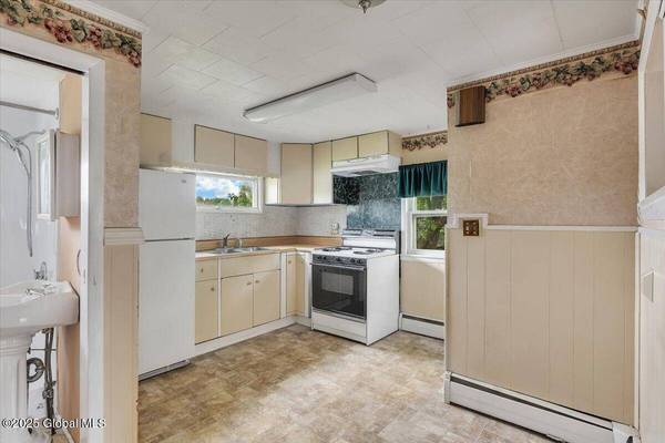 27 Washington Avenue, Colonie, NY 12205