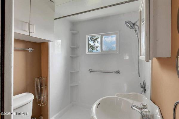 27 Washington Avenue, Colonie, NY 12205