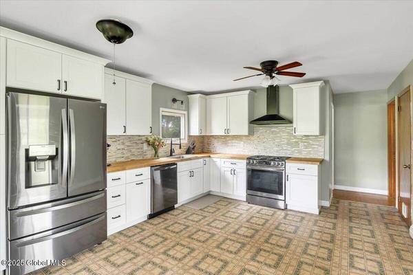 16 Newcombs Lane, Pittstown, NY 12121