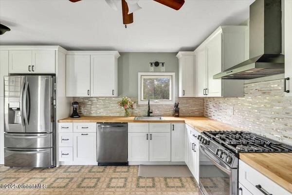 16 Newcombs Lane, Pittstown, NY 12121