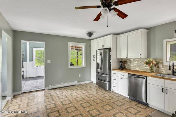 16 Newcombs Lane, Pittstown, NY 12121