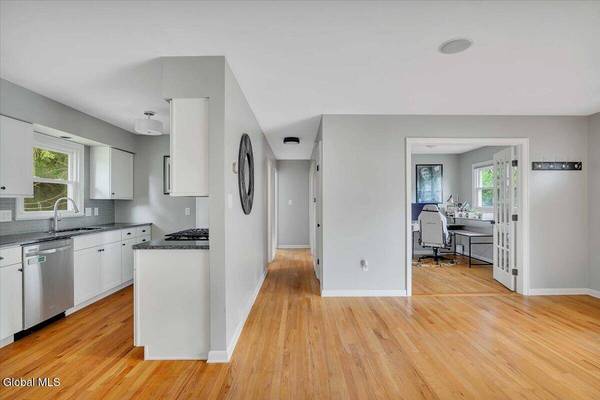 10 Sunflower Lane, Colonie, NY 12205